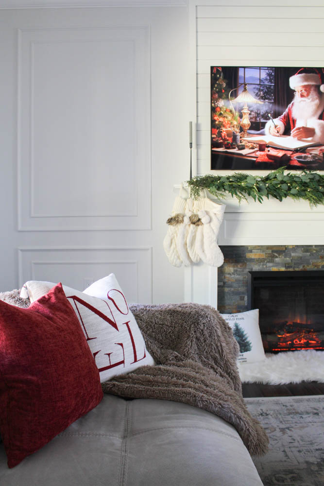 Traditional Christmas Living Room Decor